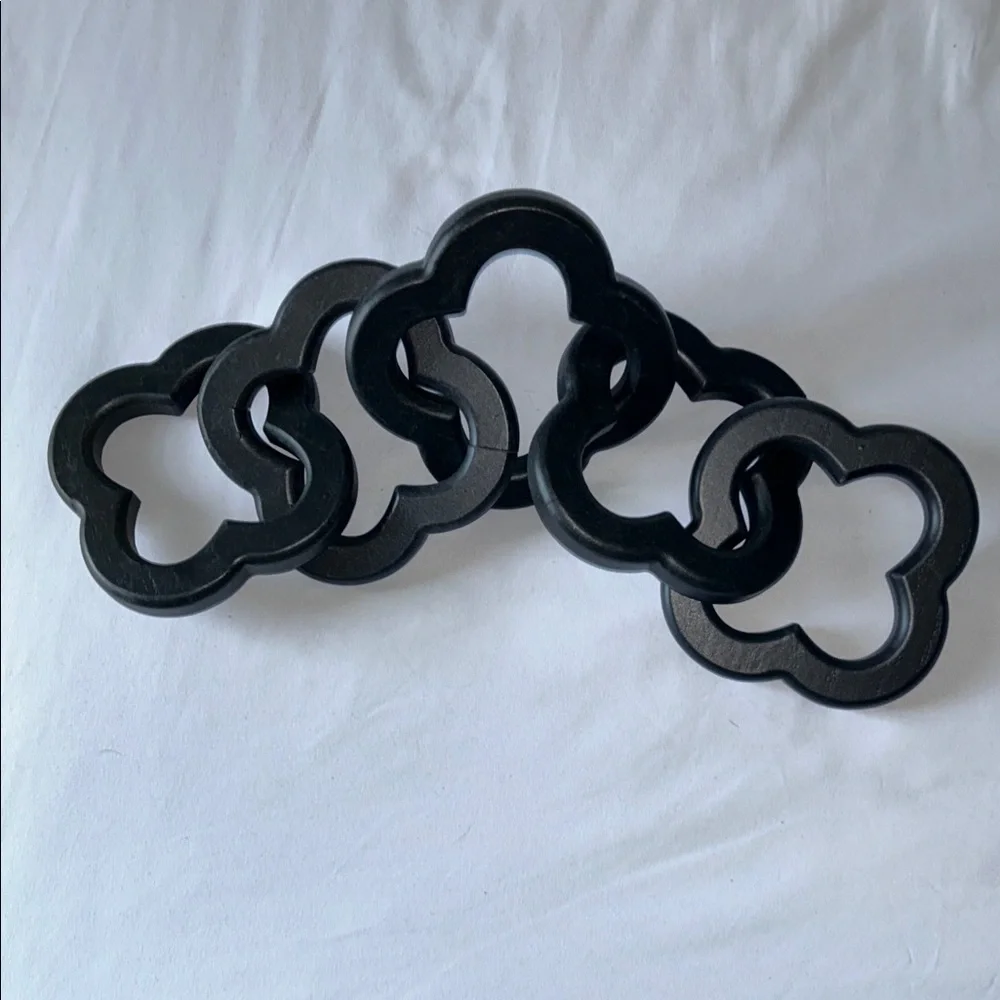 Pier 1 Matte Black Wood Rustic Clover Interlocking Chain Decor